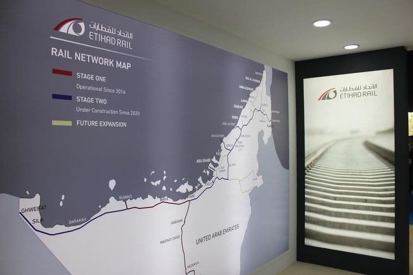 参观中东铁路2021展览会的展台