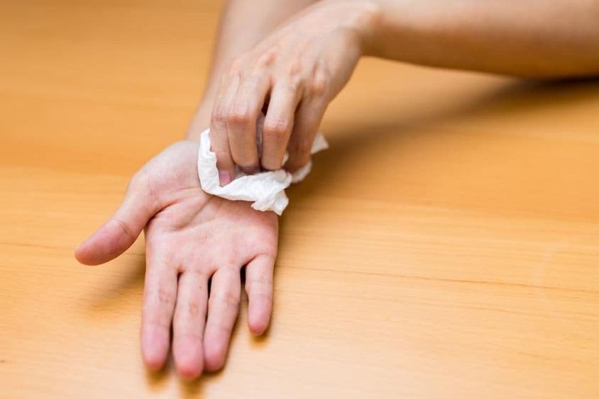 饱受手心出汗困扰的女性。