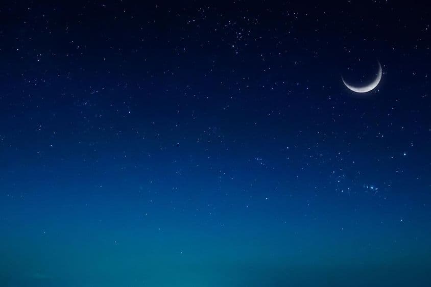 斋月伊斯兰之夜与东方月亮。