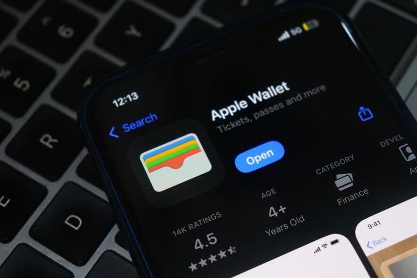 iPhone屏幕上的Apple Wallet.
