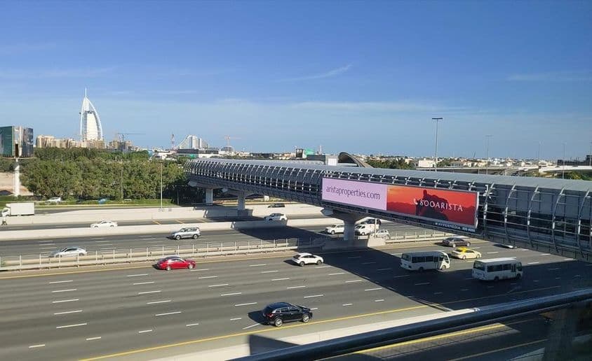 迪拜道路,大型路边户外广告牌。