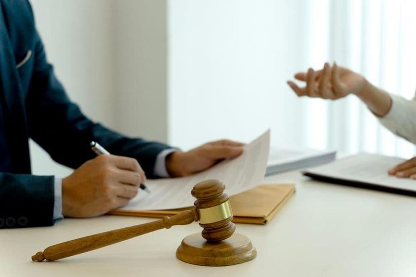 在法律办公室,公司正在准备法律文件。