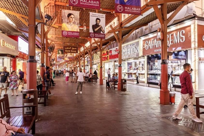 迪拜黄金市场集市中的金店街景。