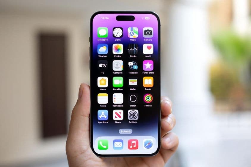 男人手中的iPhone 15 Pro Max