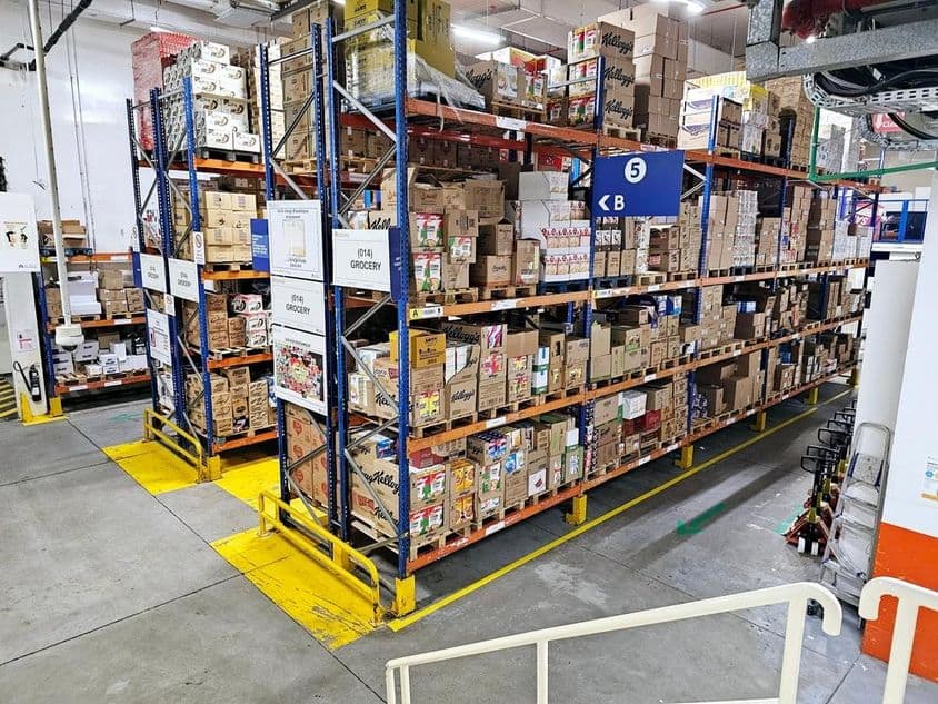 有货架系统、标注产品类别和安全标记助于顺利运营的仓库。