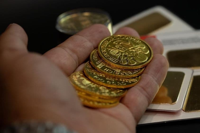 手中握持真实奥地利金币。