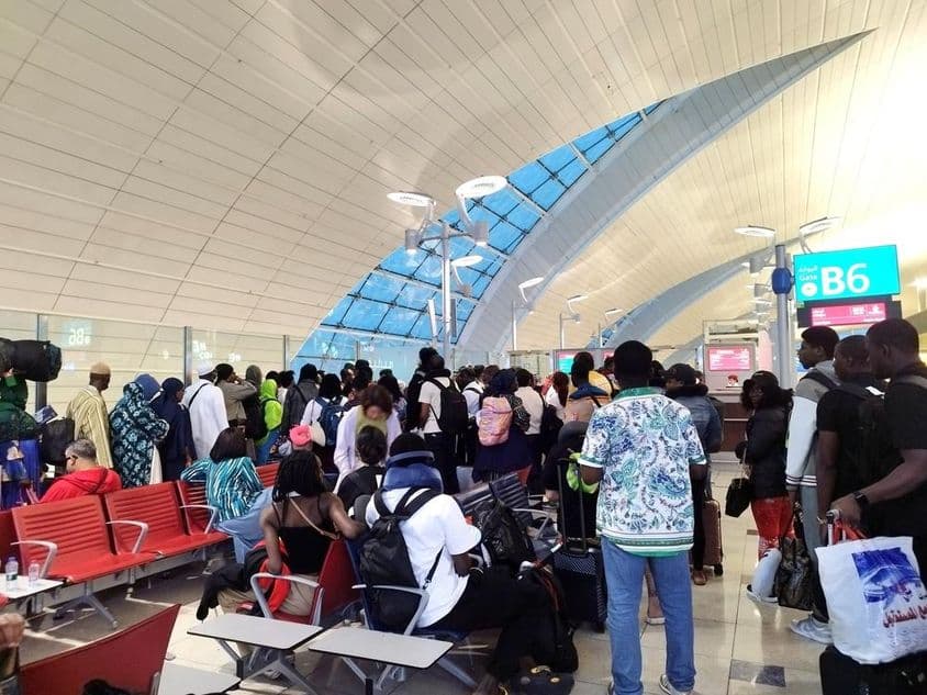 乘客在迪拜国际机场排队登机。