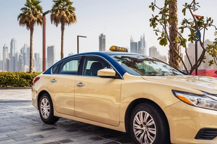 迪拜街道上的行驶出租车