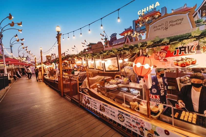 在迪拜全球村的浮动餐厅里享用传统泰国街头美食。