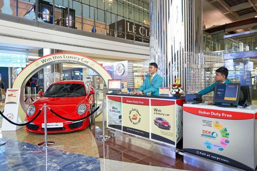 迪拜国际机场里的奖品车。