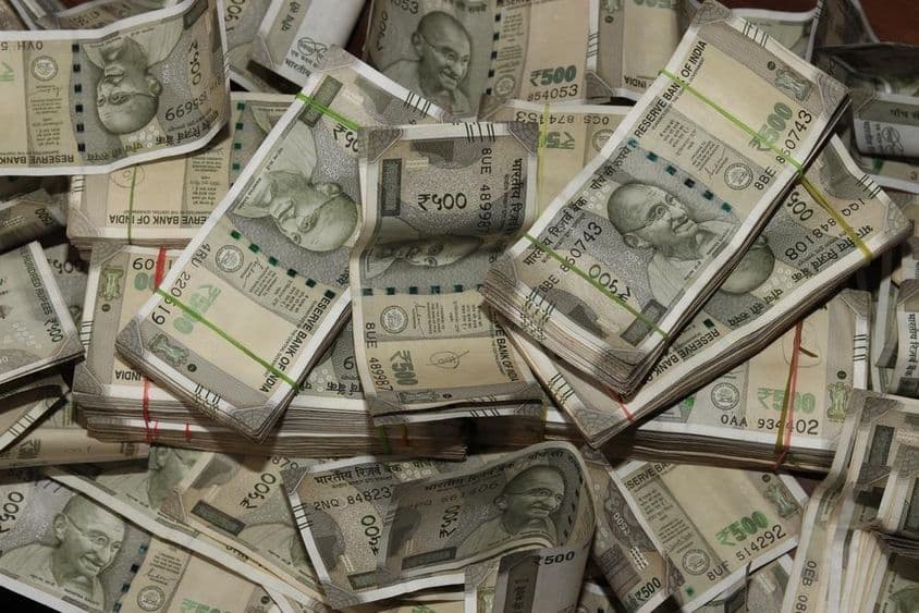 堆积的印度货币,500卢比纸币。