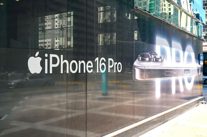 商店橱窗中的iPhone 16 PRO