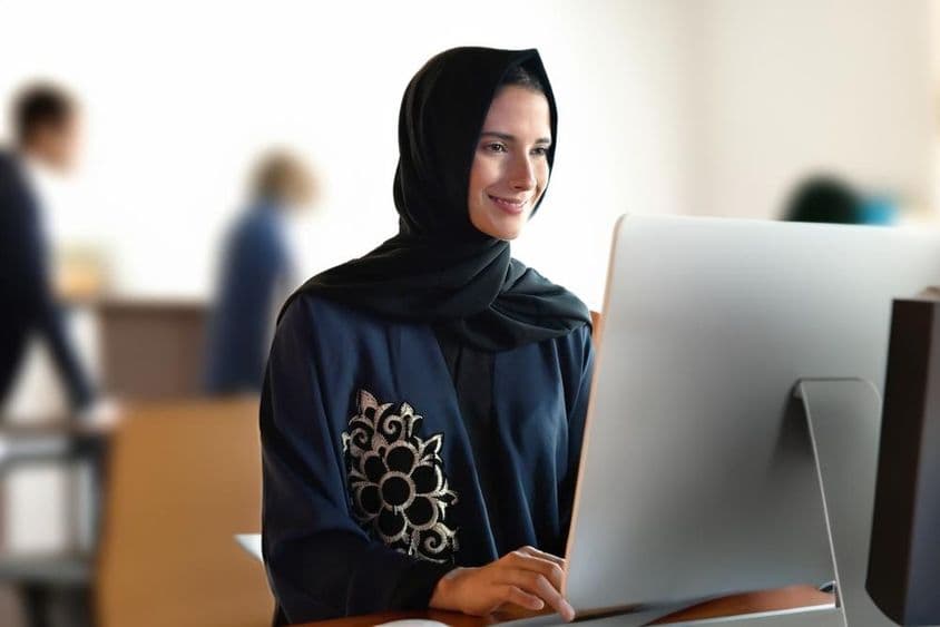 在学校穿着阿巴雅和头巾的阿拉伯教师。