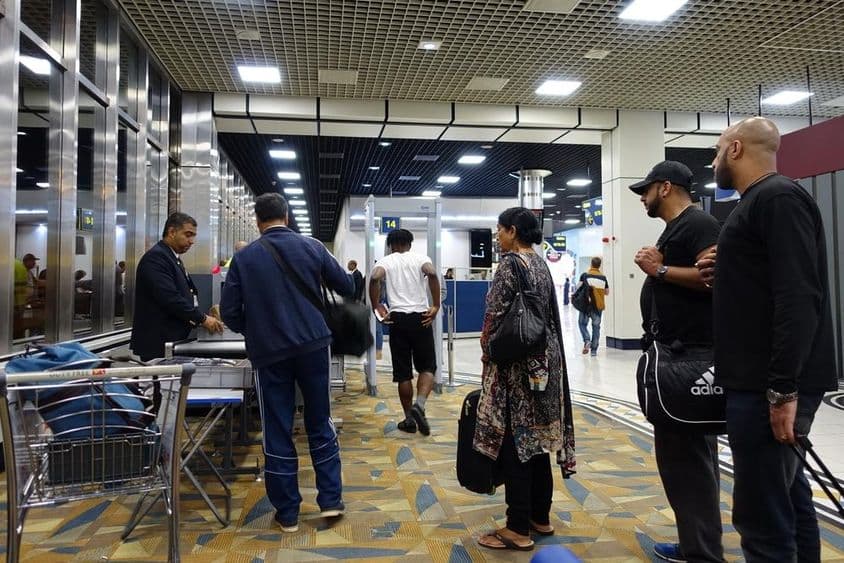 航空旅客在迪拜国际机场通过安检。