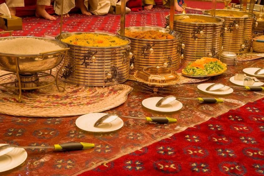 在迪拜为客人准备的金色宴桌视图。