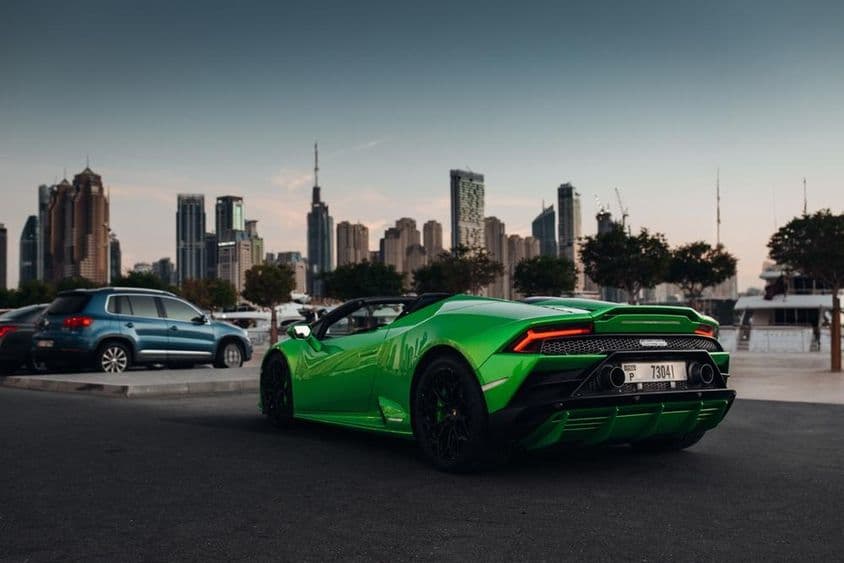 港口停车场中的兰博基尼Huracan Spyder。