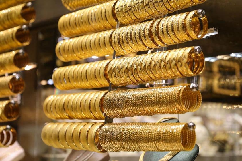 迪拜珠宝店橱窗里的金手镯。