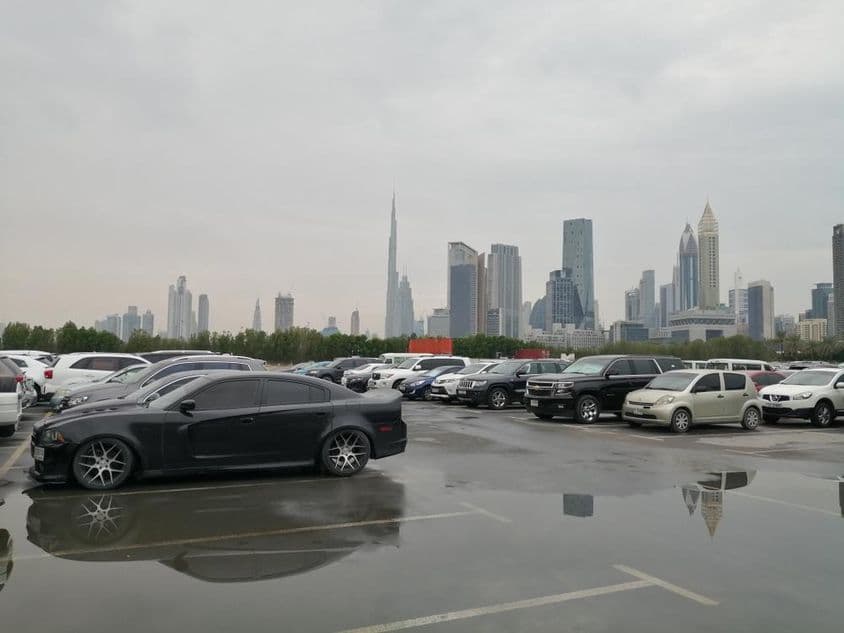 在大雨过后,雨水积聚在沙漠国家的一个停车区地面上。