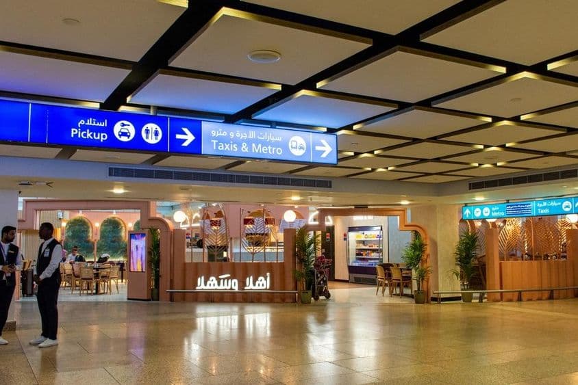 迪拜国际机场的出租车和地铁控制屏幕。