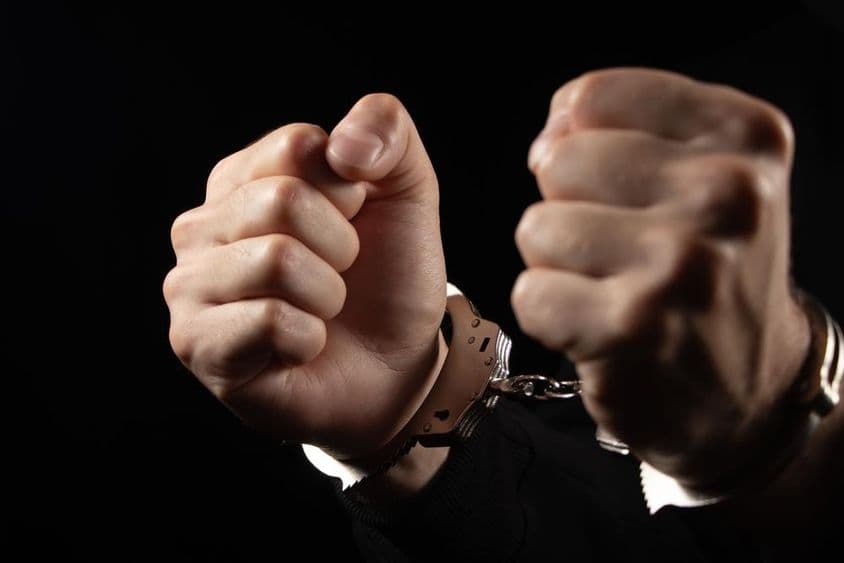 被捕罪犯戴着手铐