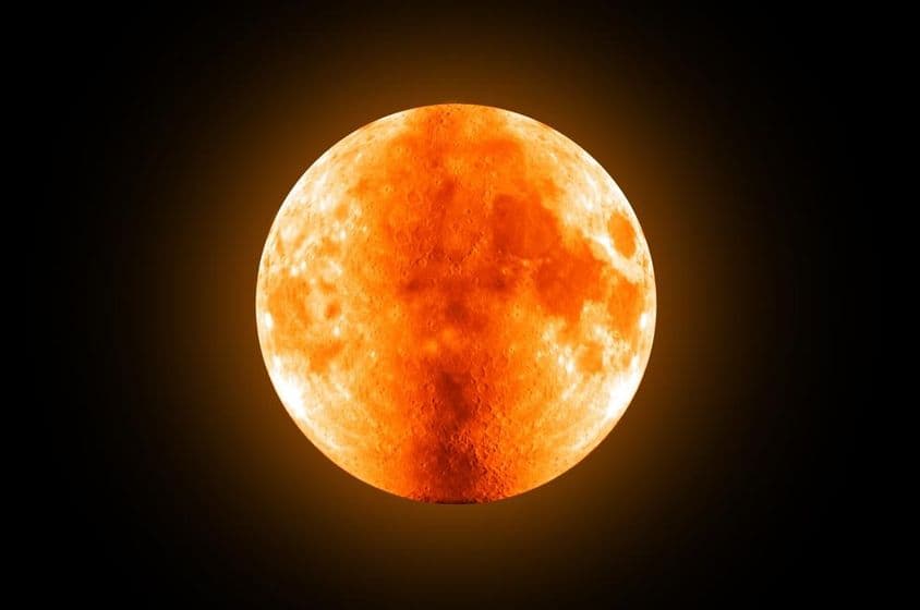 天空中的红色满月。