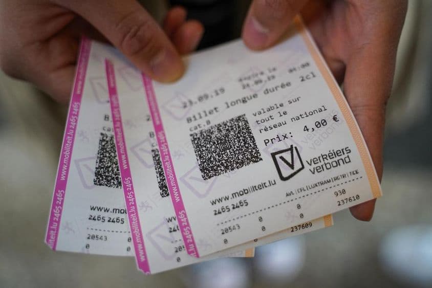 一位年轻人手持门票。