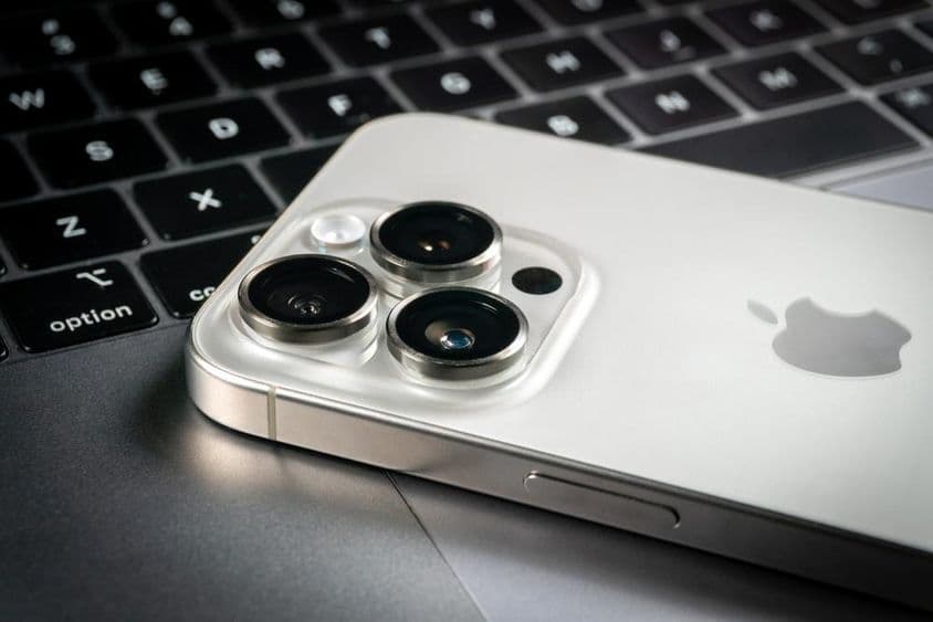 现代苹果iPhone 15 Pro智能手机与苹果Macbook Pro笔记本电脑。