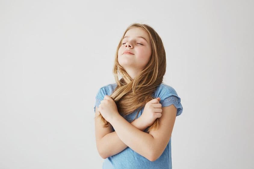 金发女孩深呼吸新鲜空气。