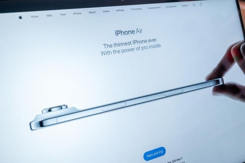 iPhone Air 登陆页面在 MacBook 屏幕上展示。