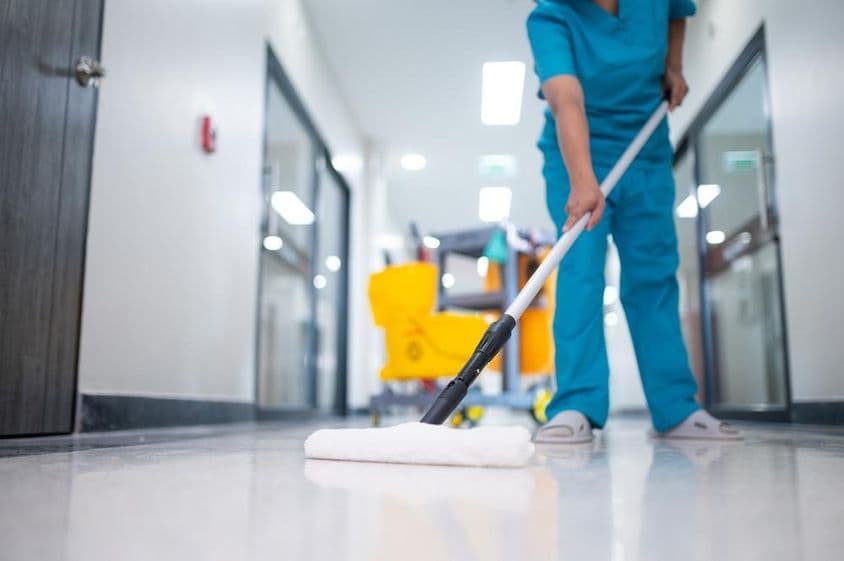 清洁工拖地板。