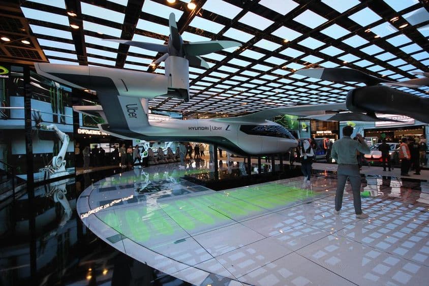 全尺寸现代优步空中出租车模型展示于阿联酋电信展馆。