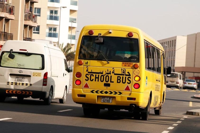 迪拜用于学生交通的黄色校车。