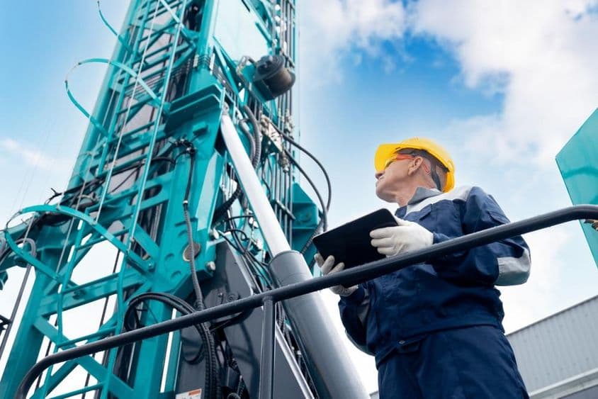 行业操作员使用数字平板电脑控制钻井平台。