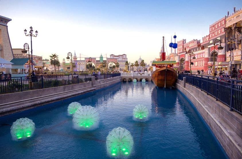 迪拜全球村乡村展馆的美丽景色。