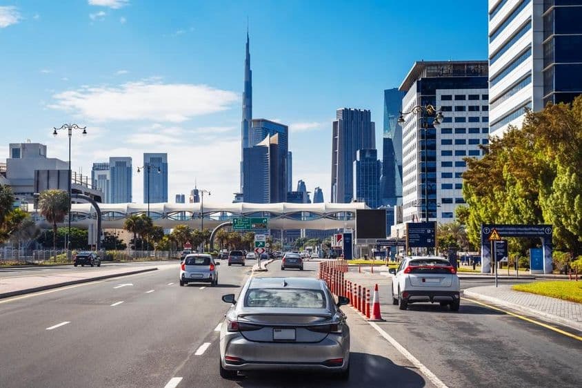 在迪拜城市街道上行驶的汽车。