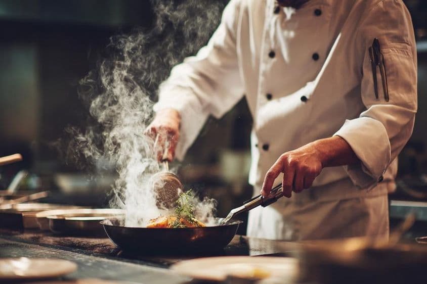 一位厨师在厨房中烹饪