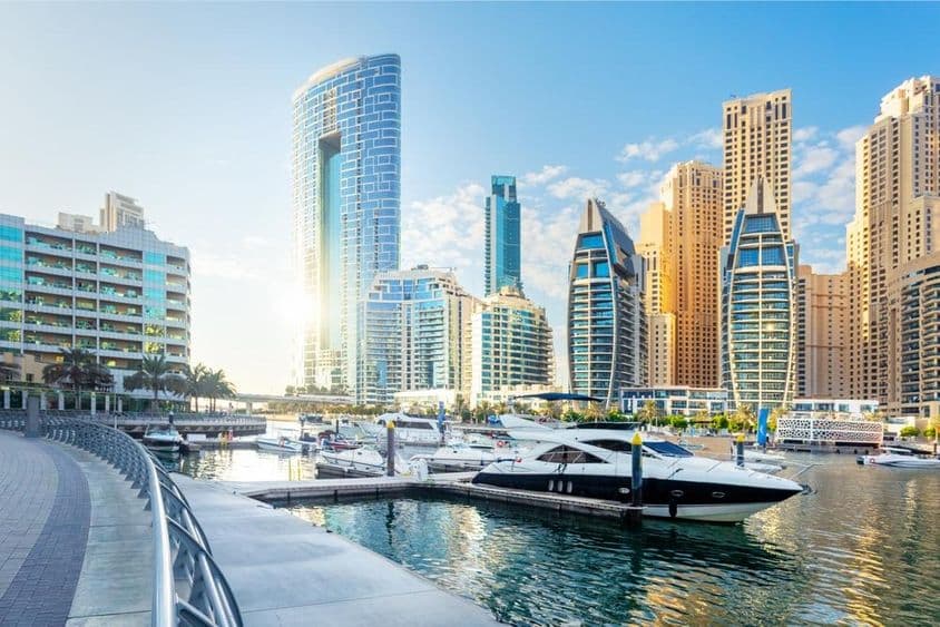 迪拜码头,现代建筑与水上游艇的壮丽景观。