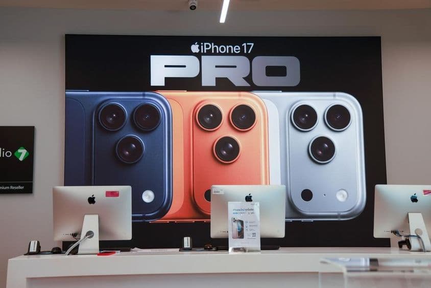 店面橱窗里的iPhone 17 Pro Max。