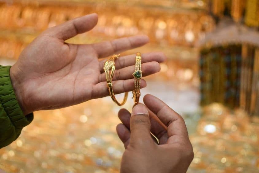 珠宝店内的奢华黄金手链。