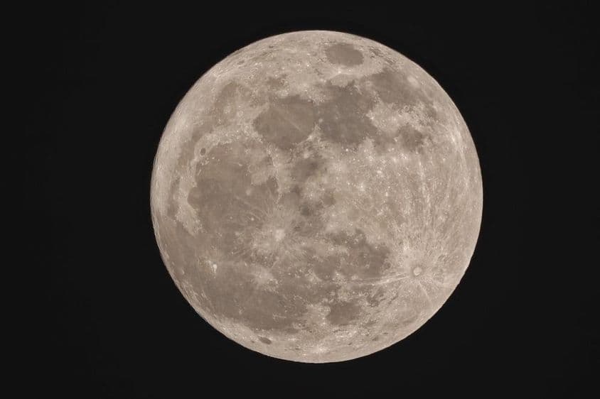 超级满月,夜间显得圆润。