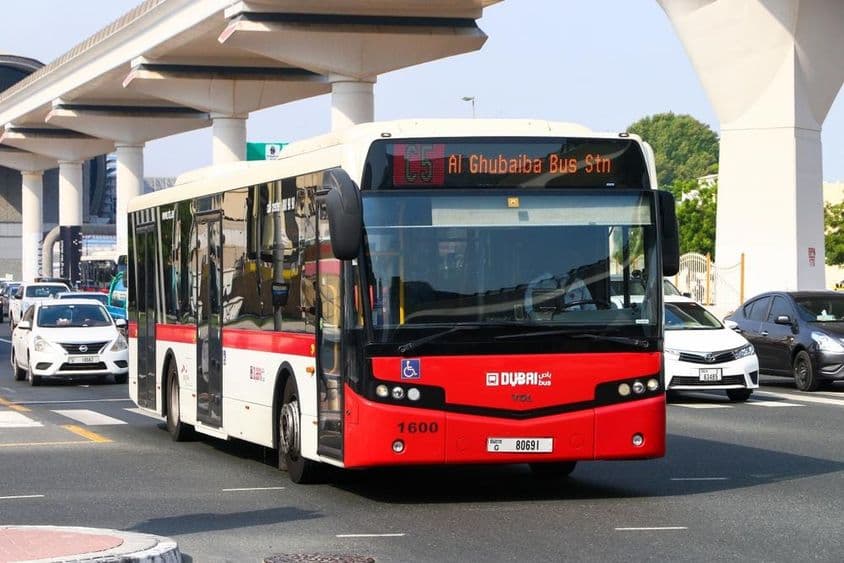 在迪拜街头的白色和红色VDL Citea CLF-120.310公交车。