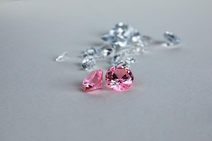 多彩的实验室培育圆形切割钻石