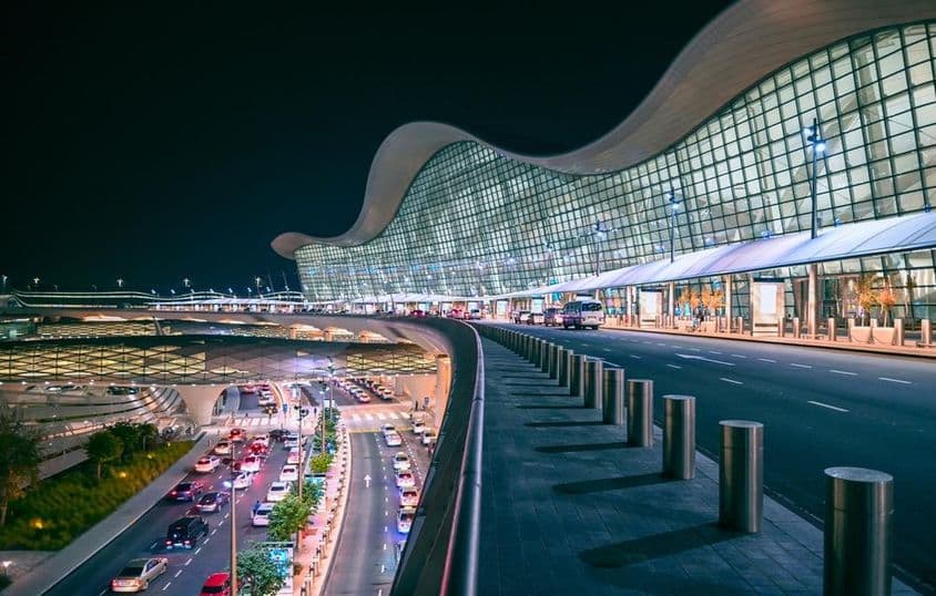 阿布扎比夜晚的新扎耶德国际机场全景图。