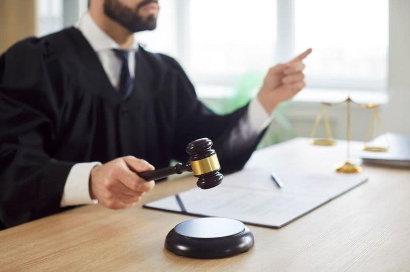 法官敲击,法院在法庭上发出判决。