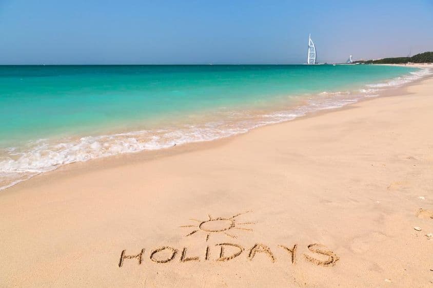 海滩上的假日标志,背景是碧绿的海水。