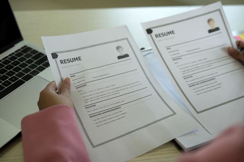 一名年轻的亚裔女性人力资源经理正在阅读简历。