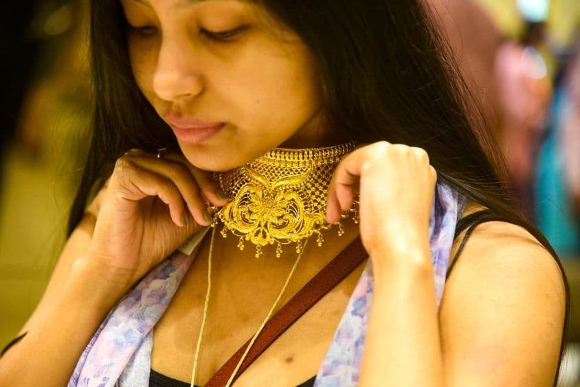 一个女人试戴珠宝,庆祝Dhanteras。