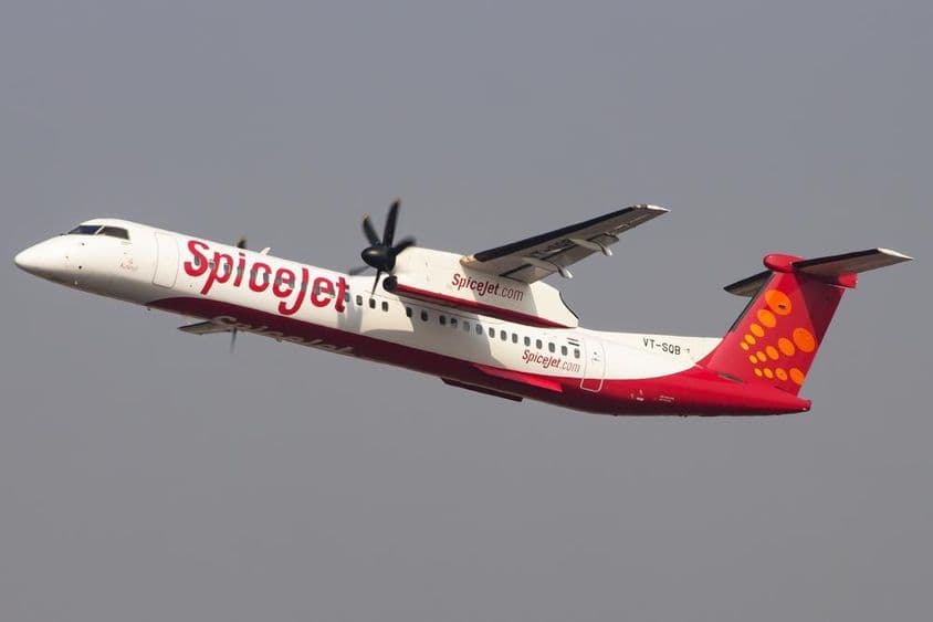 一架SpiceJet庞巴迪Q400 Dash 8飞机从孟买机场起飞。
