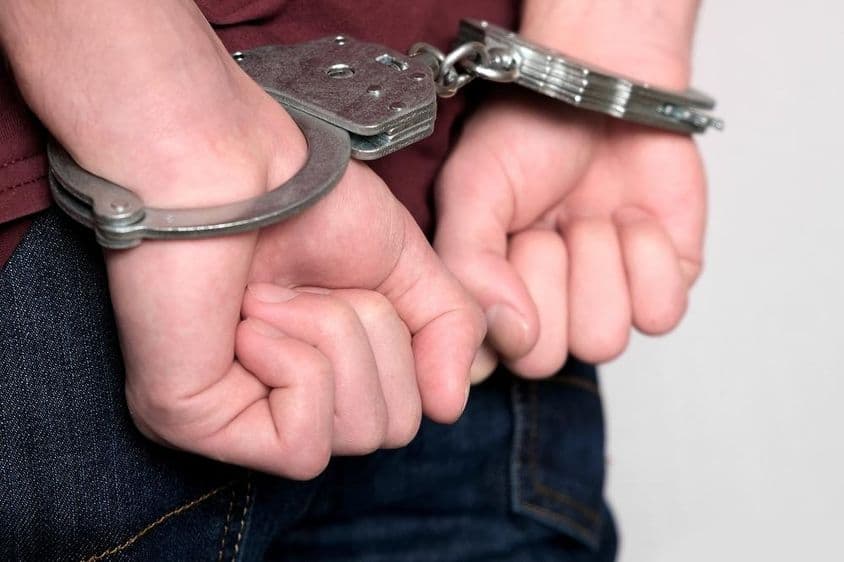 戴着手铐的罪犯因犯罪被逮捕。