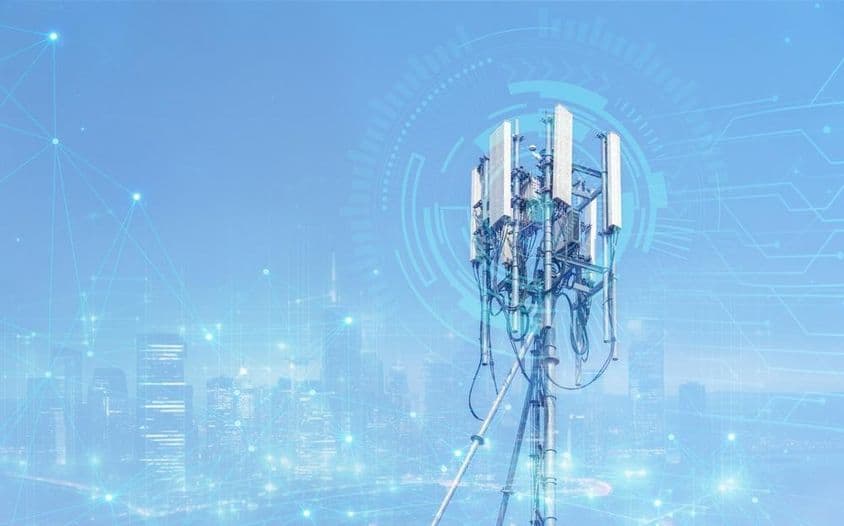 带有5G移动网络的手机信号塔。